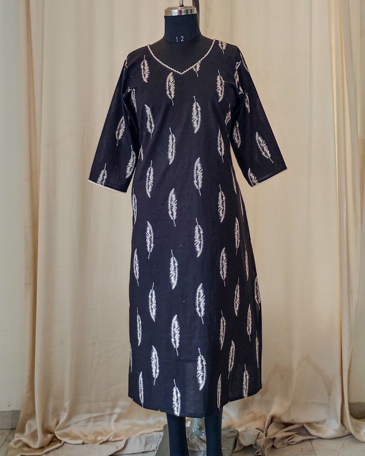 136 Black feathers print kurta with lace detailing