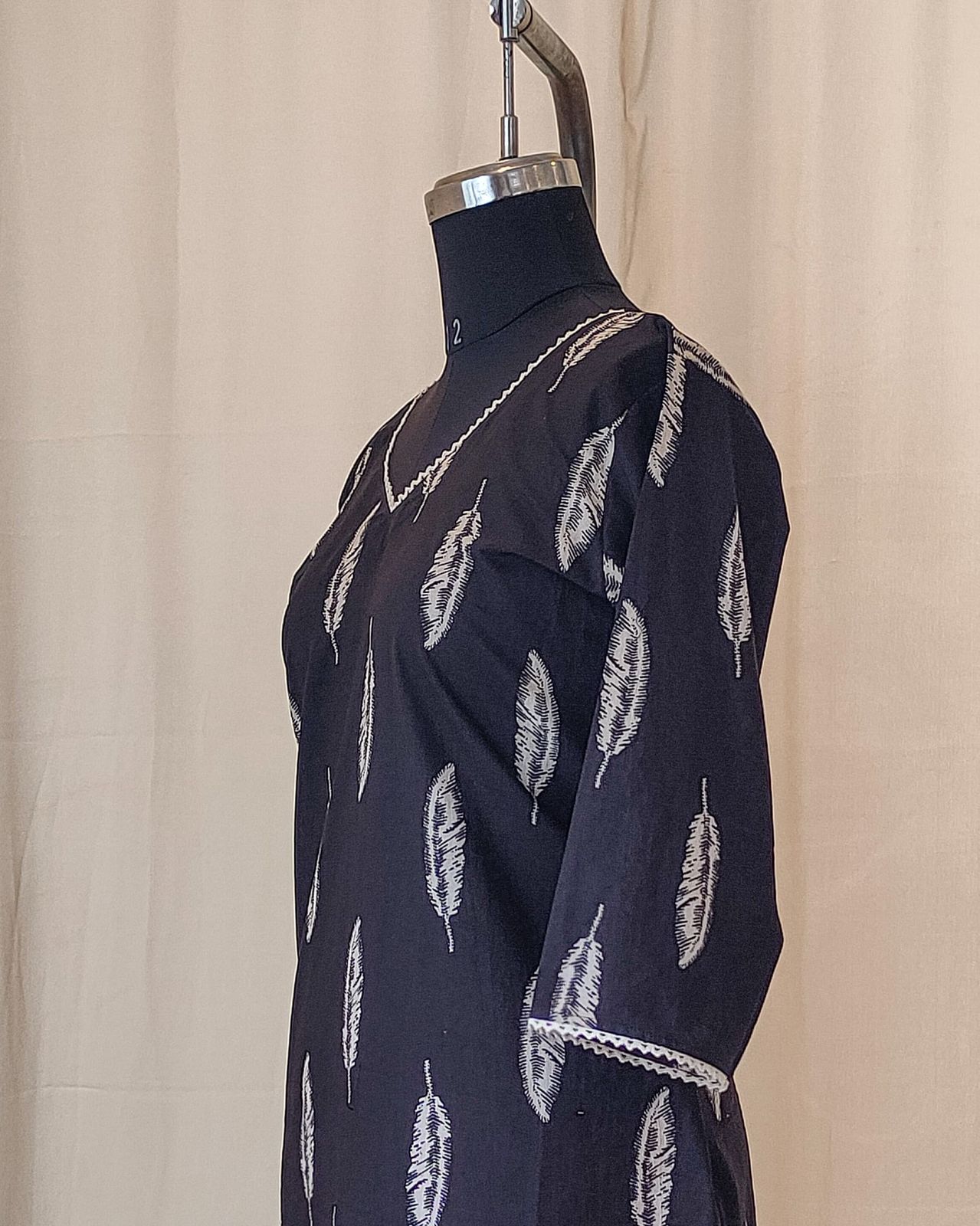 136 Black feathers print kurta with lace detailing
