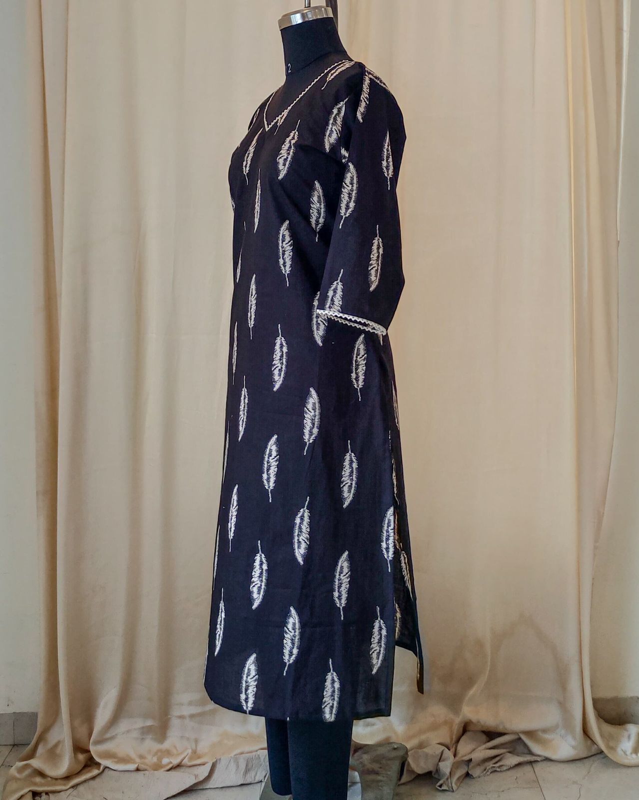 136 Black feathers print kurta with lace detailing