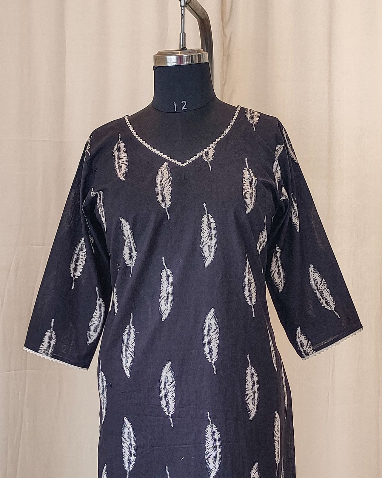 136 Black feathers print kurta with lace detailing