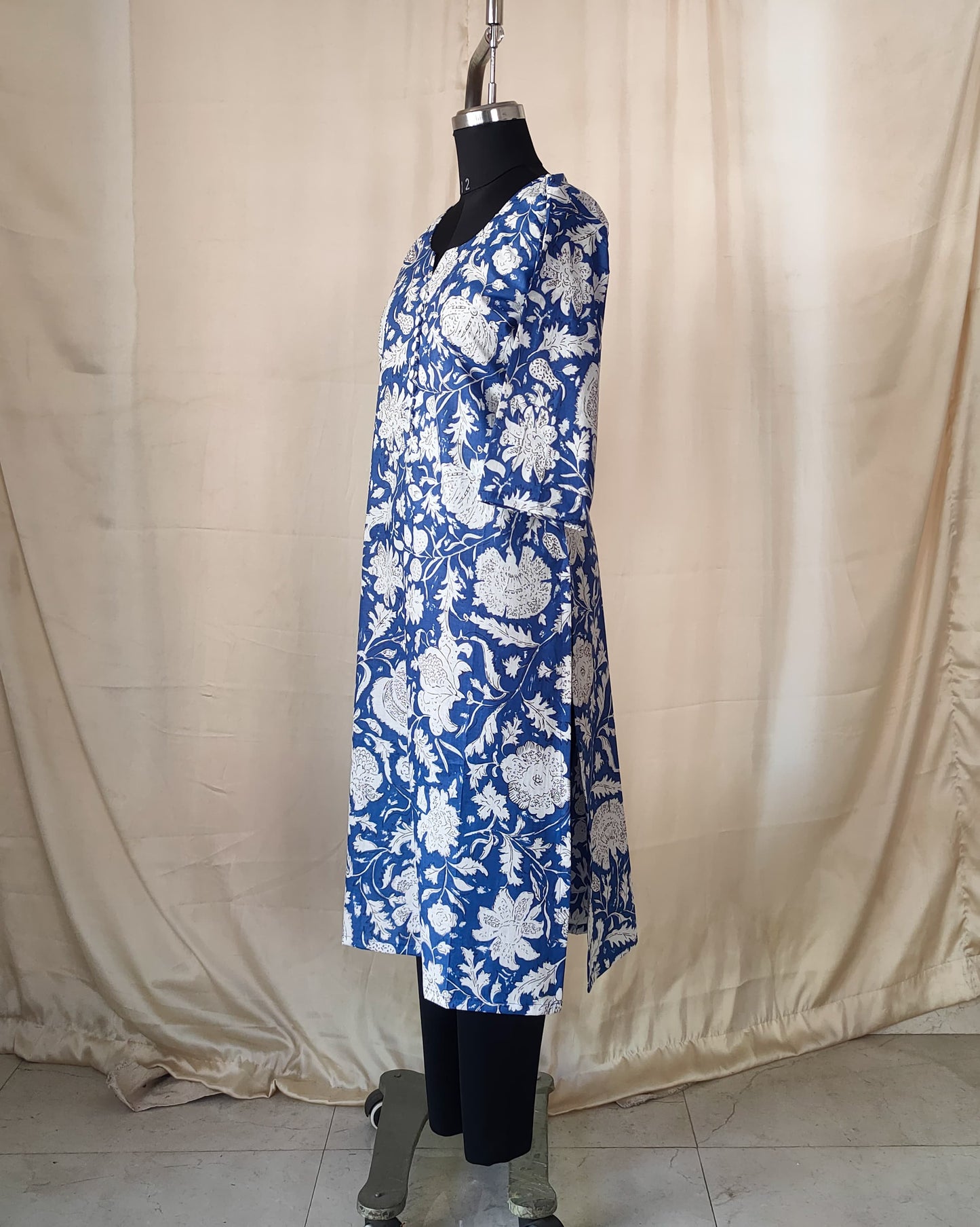 205	Blue and white printed kurta with white buttons