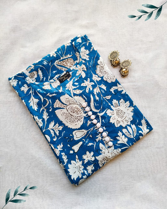 205	Blue and white printed kurta with white buttons