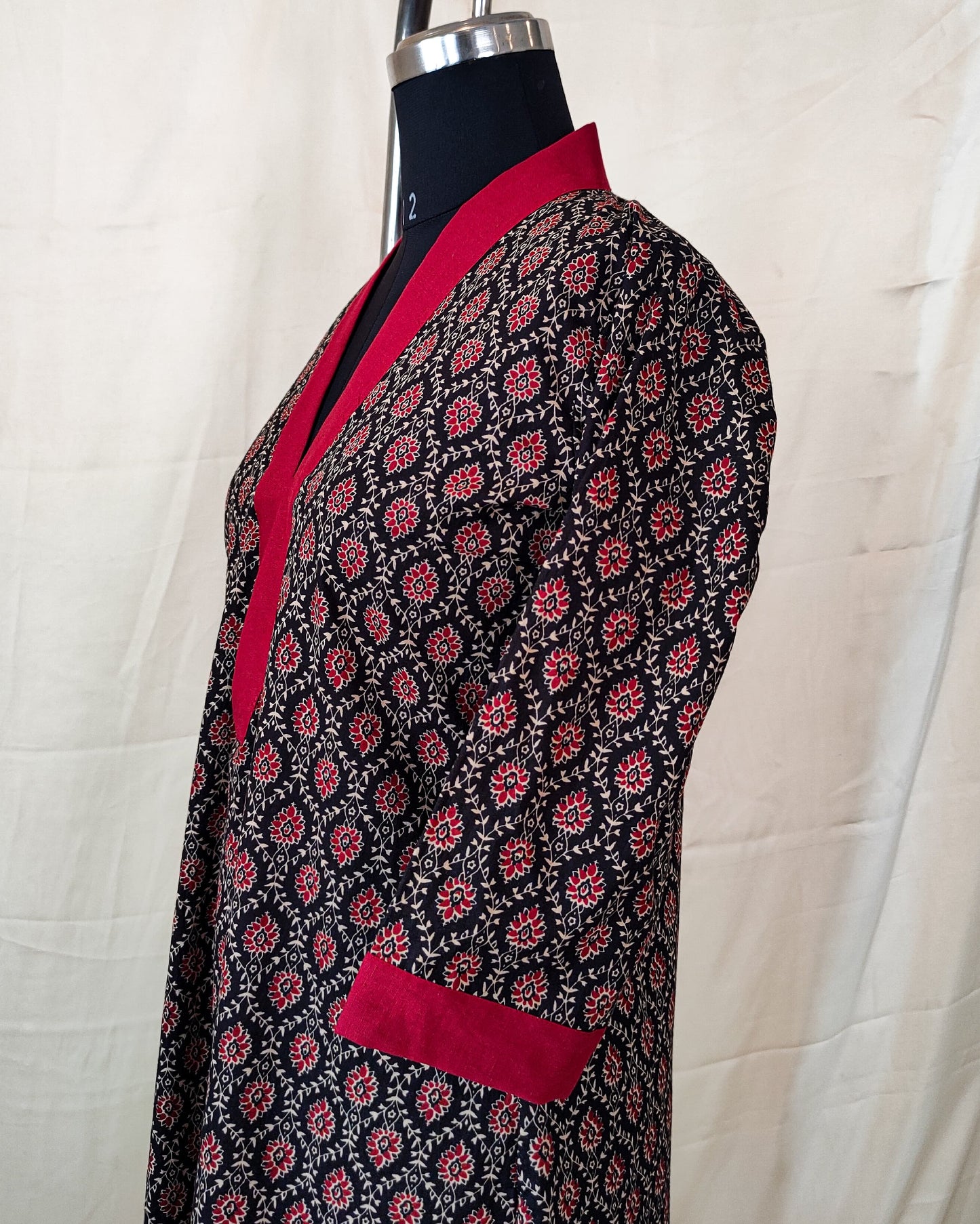 16 Black And Red Printed Kurta With Red Collar