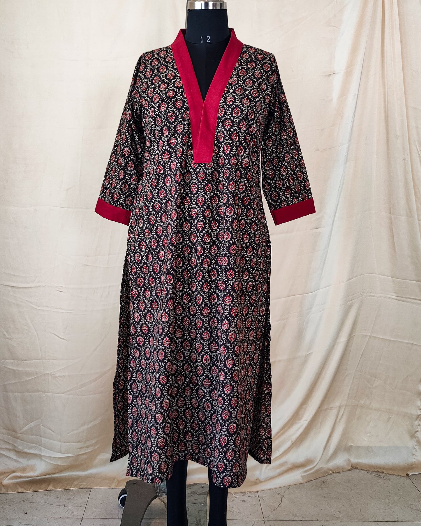 16 Black And Red Printed Kurta With Red Collar