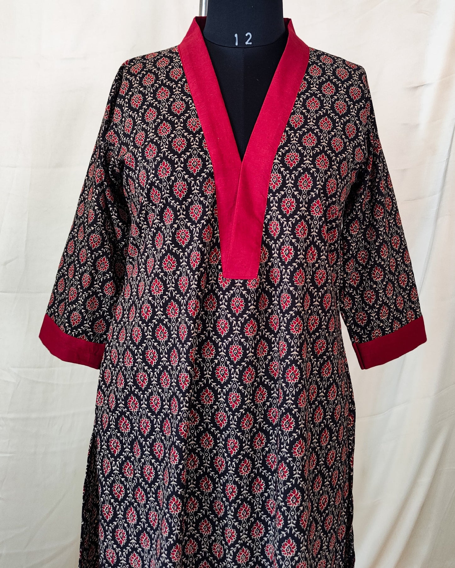 16 Black And Red Printed Kurta With Red Collar