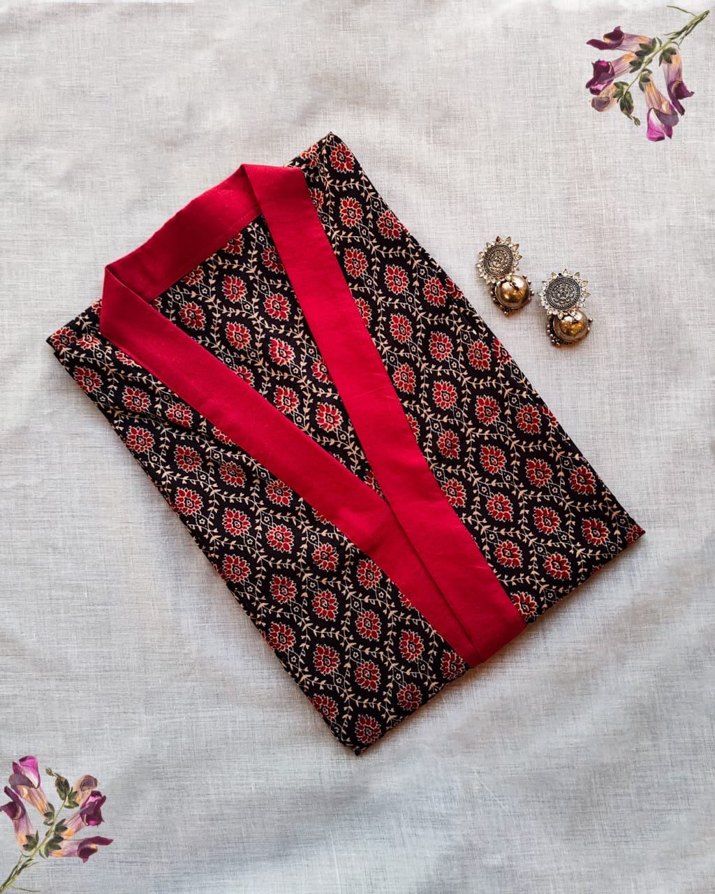 16 Black And Red Printed Kurta With Red Collar